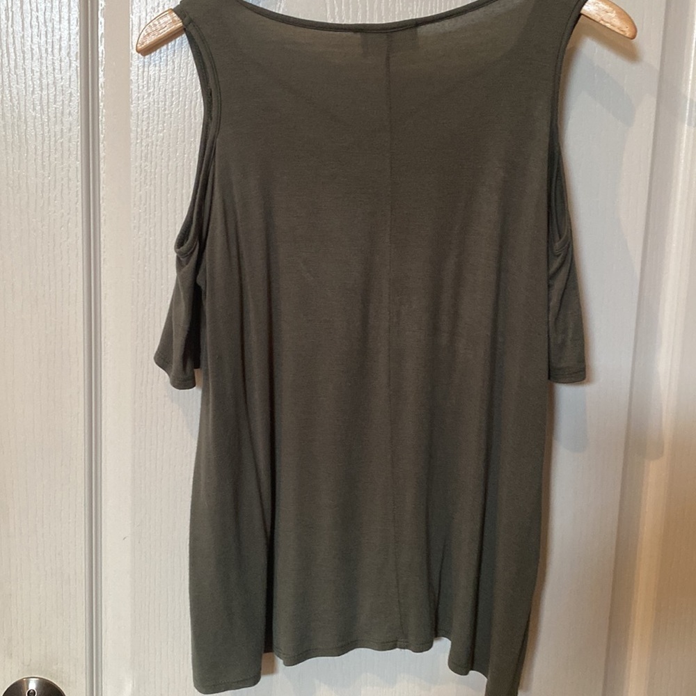 Threads studio Sz M cold shoulder Flutter sleeve top - Picture 3 of 4